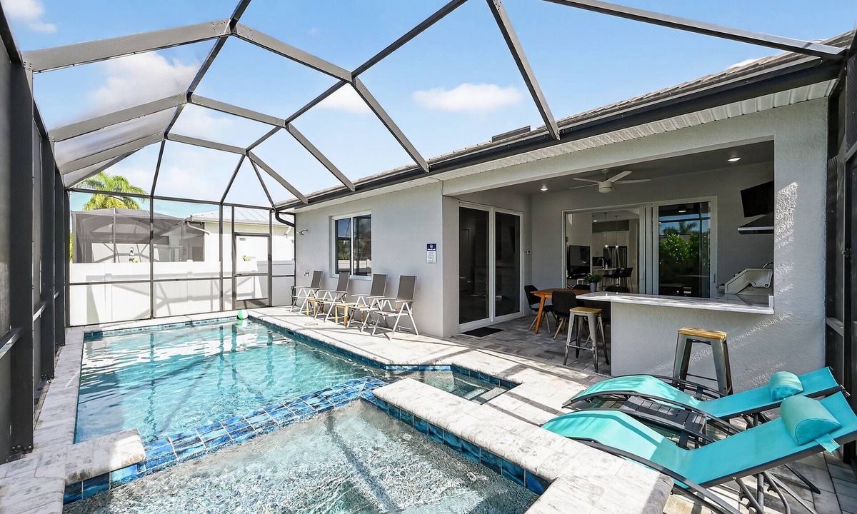 Naples Park House | Modern Naples Park Luxurious pool spa Home 5 Min to Beach