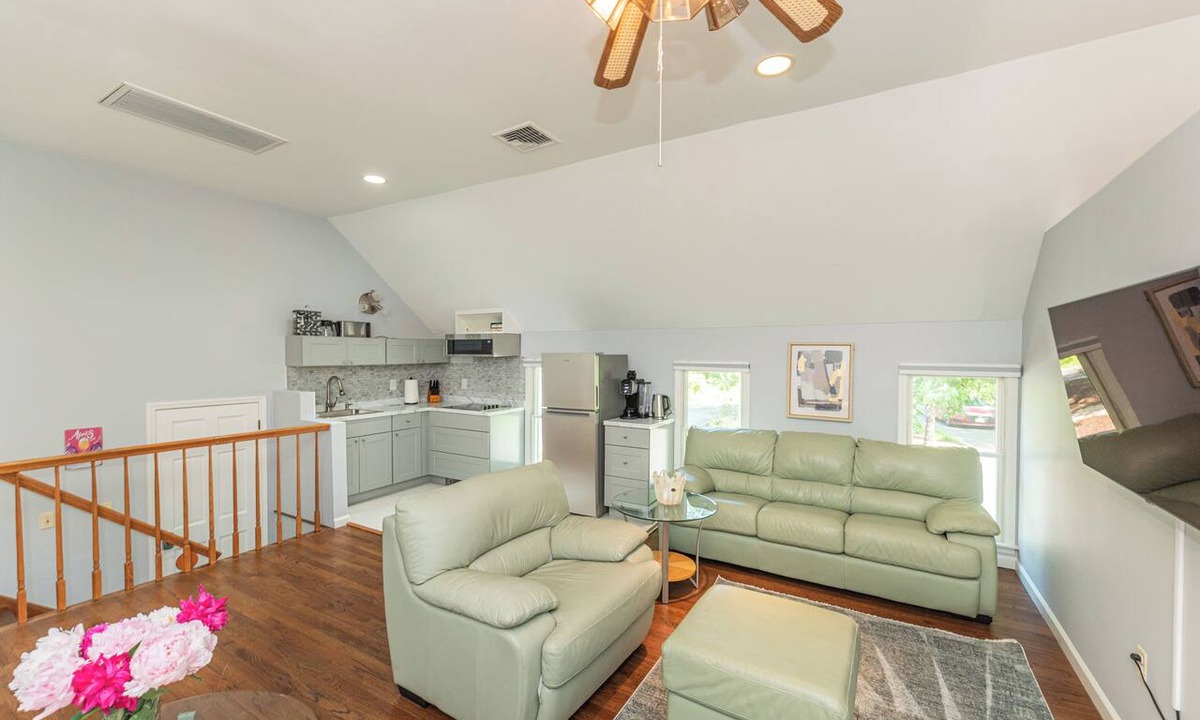 Lyons House | Modern Private 1BR/1BTH w/1-car Garage Parking Near Hospitals/Corporate Office