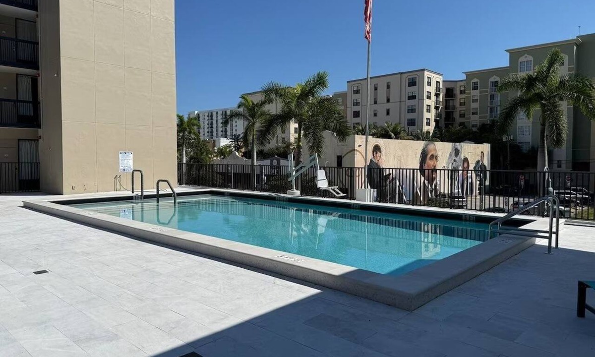 Downtown Hollywood Hotel | Modern room in Downtown Hollywood, steps away from the beach + Free Breakfast!