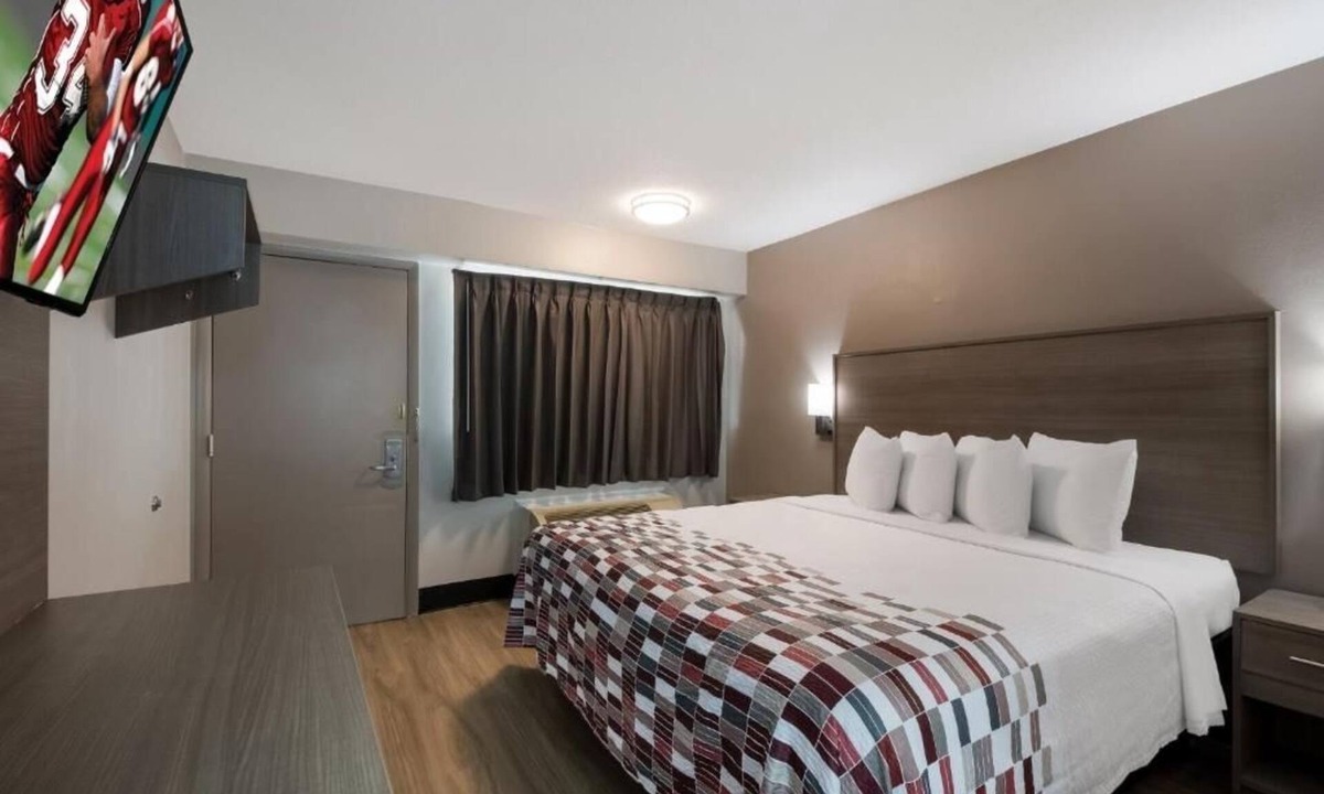 Graysville Hotel | Modern Room w/Free Parking & Convenient Access to I-75, Ideal for Travelers.