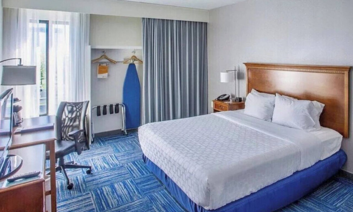 East Texas Hotel | Modern Room with Breakfast w/Breakfast & Indoor Pool Close to Dorney Park