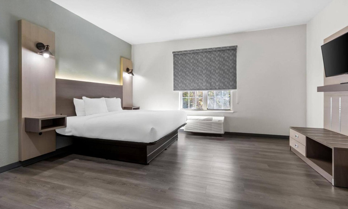Harbison Hotel | Modern Room with Fully Equipped Kitchen for Couples or Solo Trips in Columbia