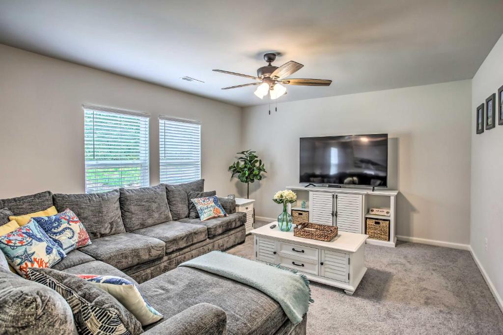 Sunset Beach House | Modern Sunset Beach Rental - 2 Mi to Golfing!