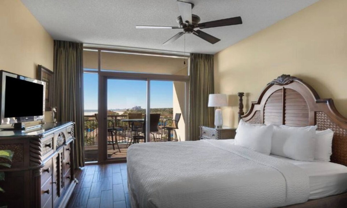 Windy Hill Hotel | Modern Villa | Pool, Spa & Lazy River | Near Shops & Theaters