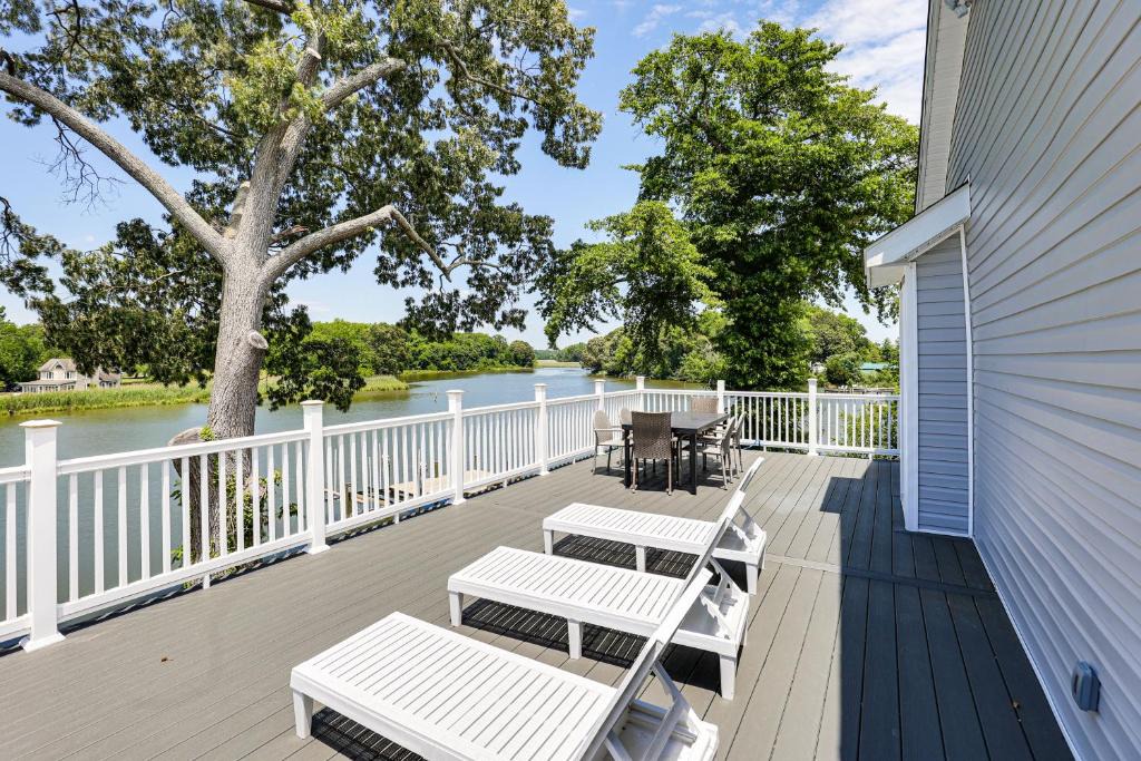 Deale House | Modern Waterfront Home w/Dock & Views in Deale