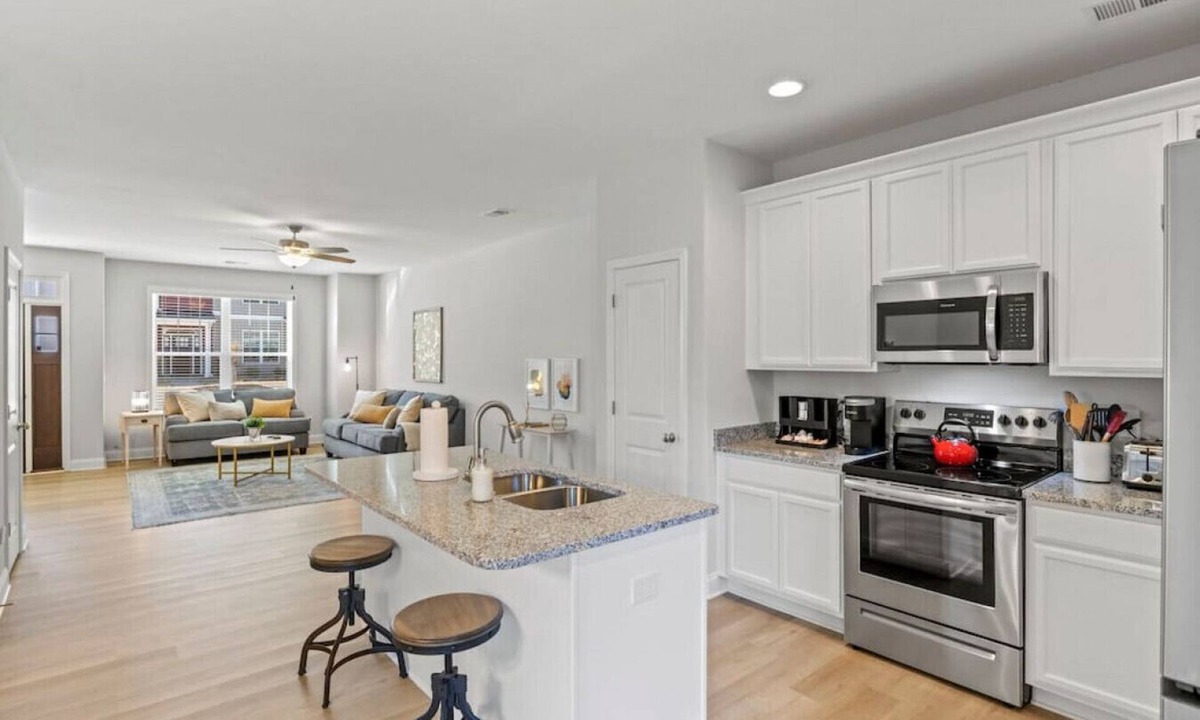 Taylors House | Monarch Meadow - 15 min to Downtown Greenville!