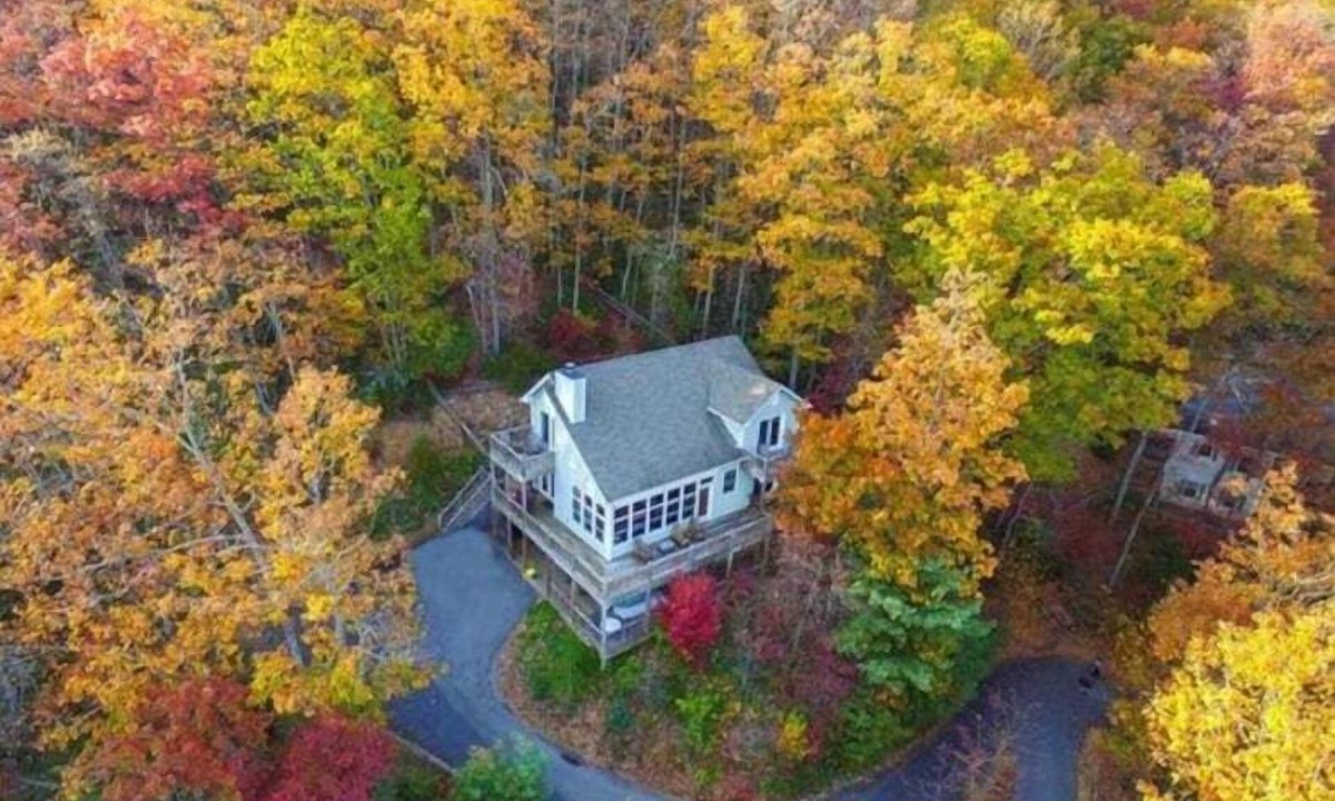Montreat House | MonTreat Yourself | Luxurious Mountain Escape with Hot Tub and Game Room