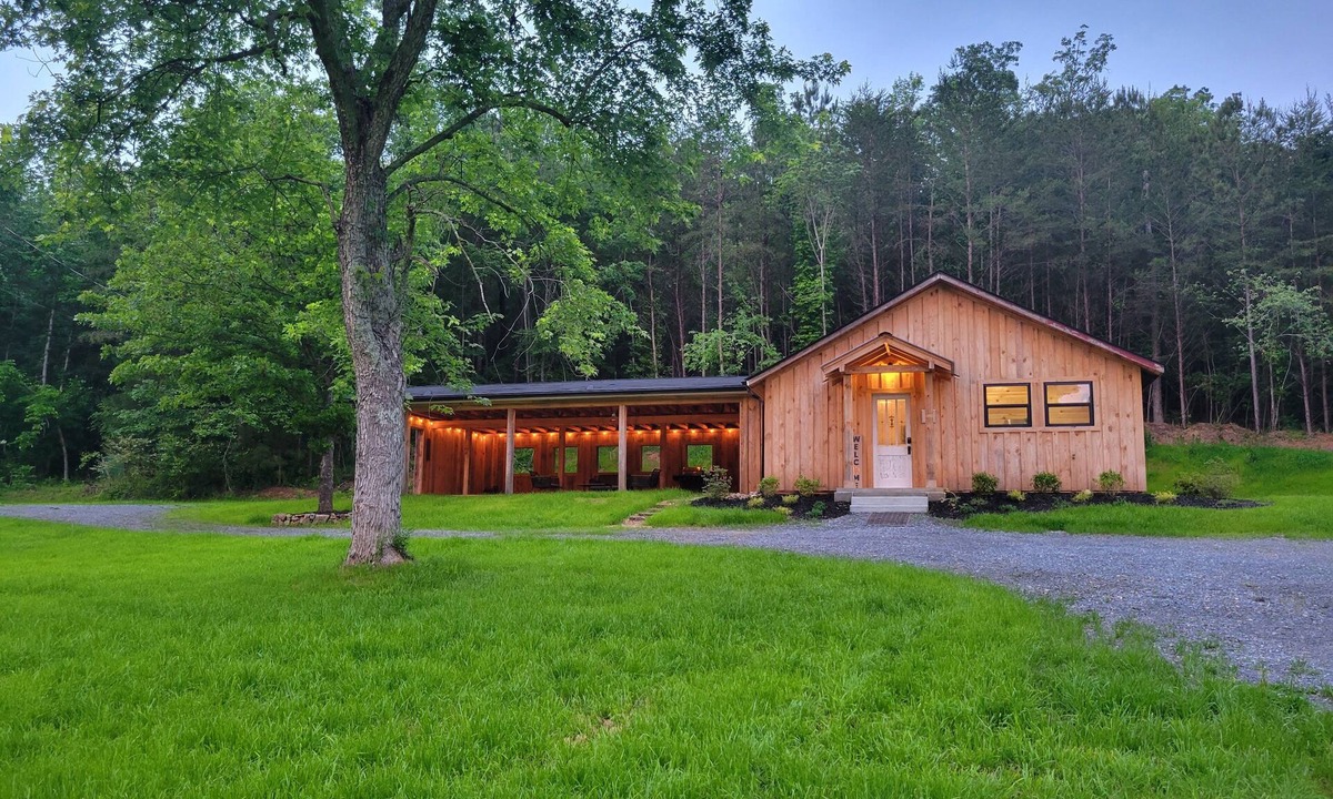 Gordon County Cabin | Moon tree cabin 🌙🌲 2-bedrooms in Rydal, close to Buc-ee's! Outside shower!