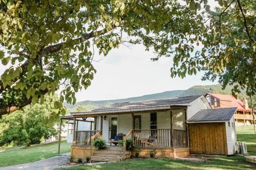 Sevierville House | Moonlight Cottage - Your Romantic & Scenic Escape