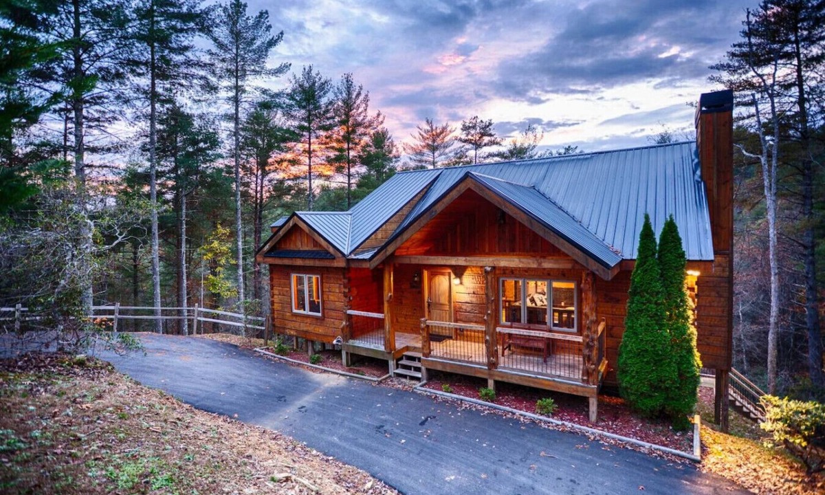 Foxfire Estates Cabin | Moonlight Creek Cabin, 3 miles to downtown, luxury cabin, sleeps 10