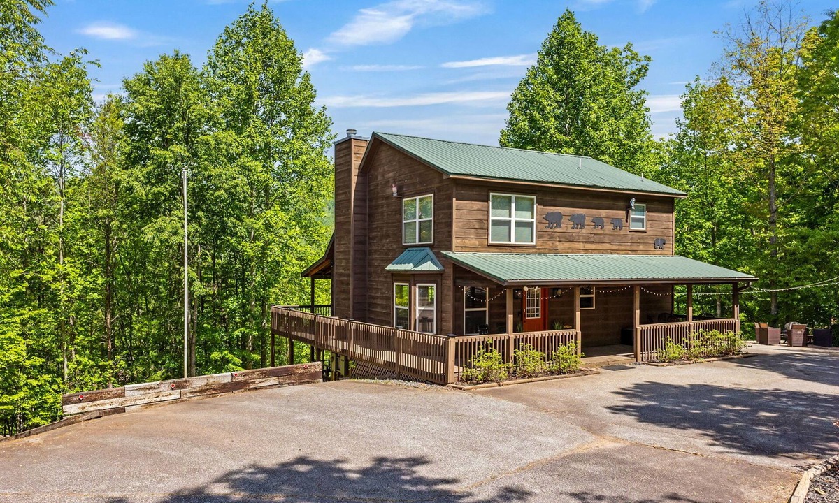 Blairsville Cabin | Moose Shack - Mountain Views · Spa King Suite · Game Room · 3 Patios