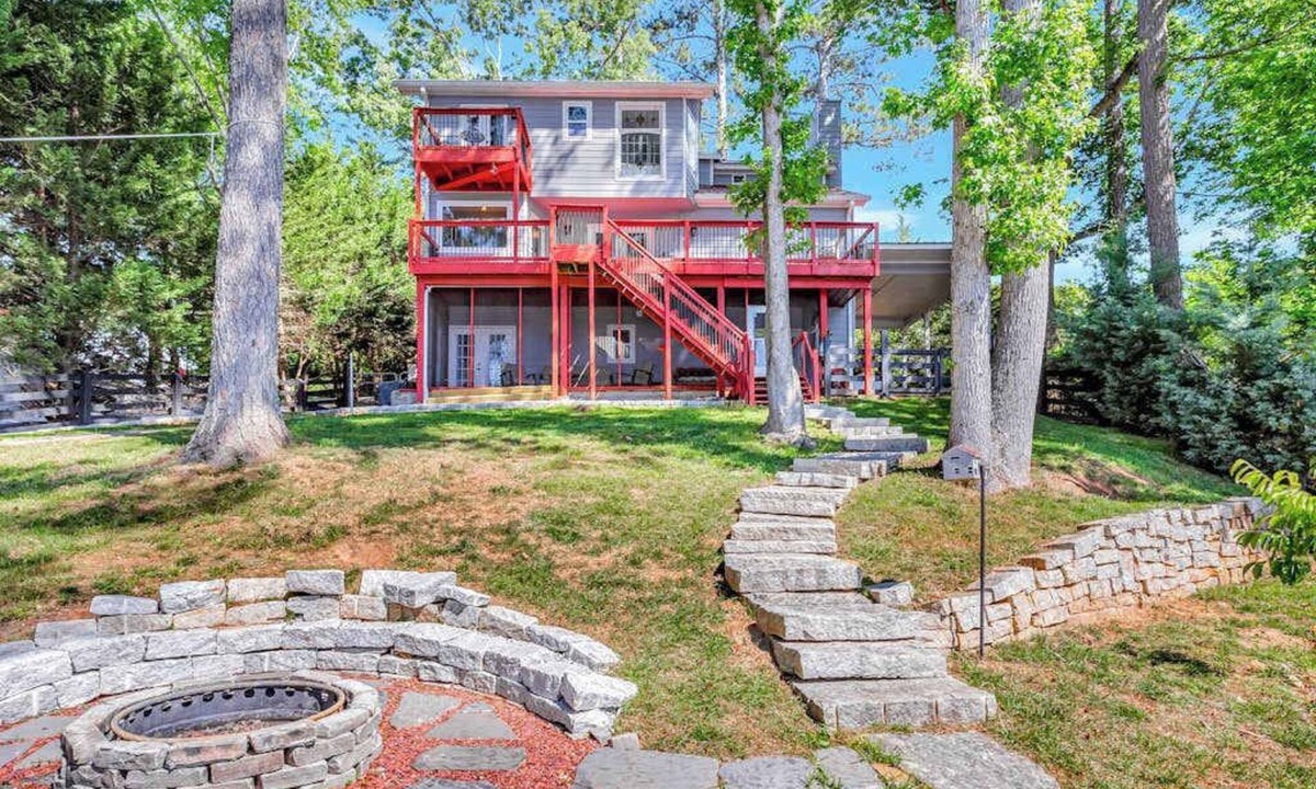 Snellville House | Morning Mist Lake House