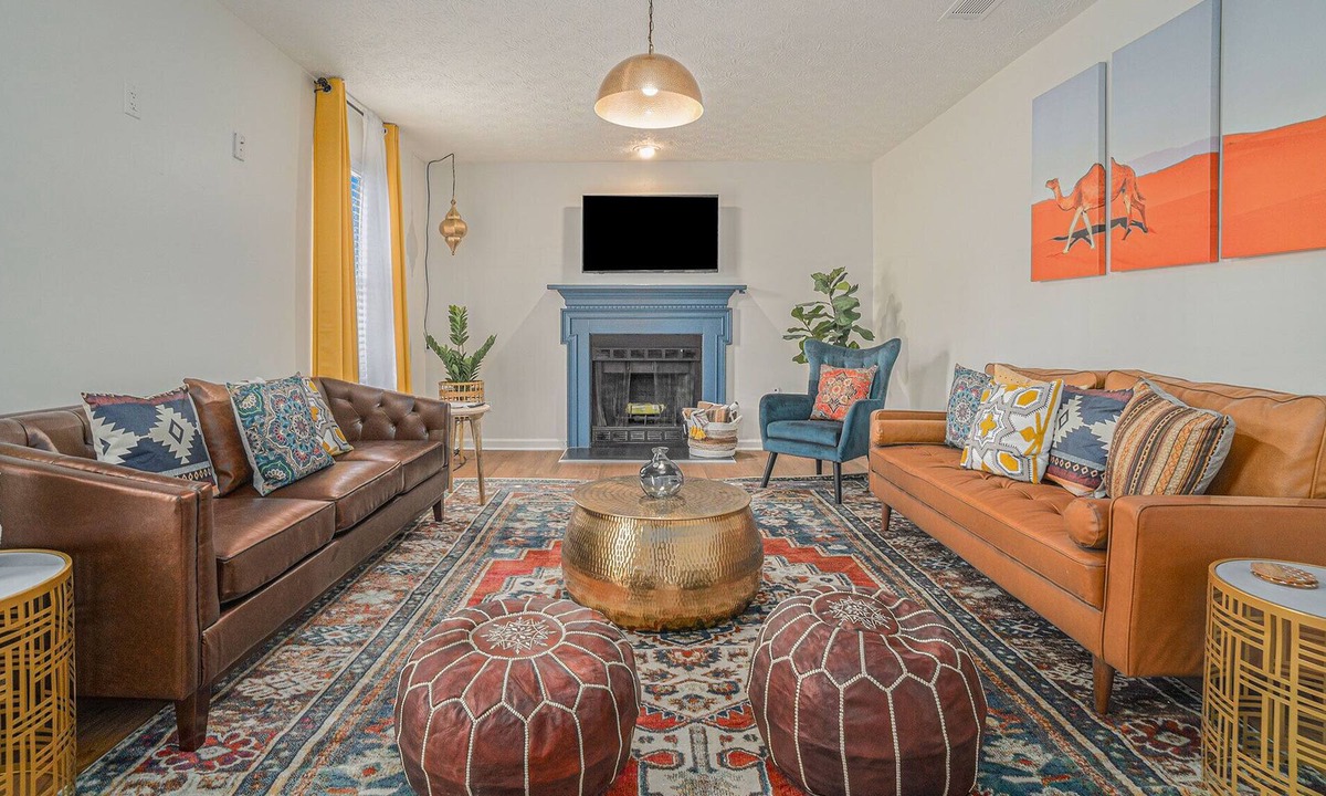 Riverdale House | Morroccan Vibes! 14 mins from the Airport. Sleeps 9. King Bed! Pool table!
