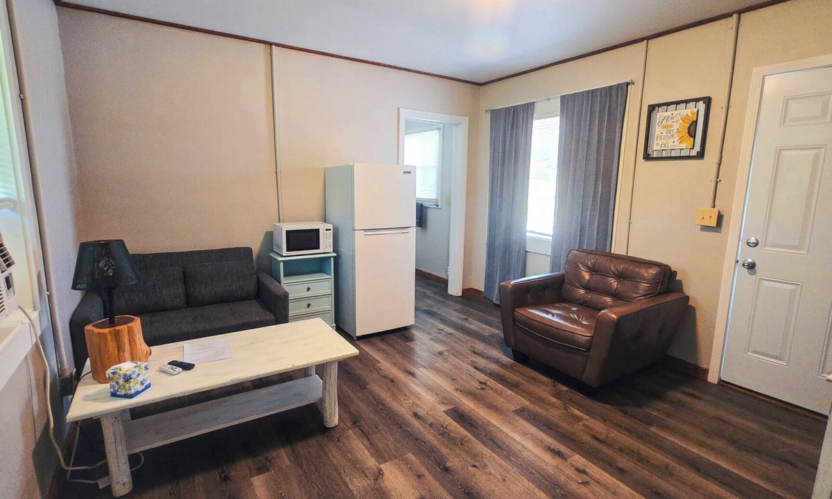 Isabella Hotel | Motel Room 2 with Bar & Grill and Laundromat