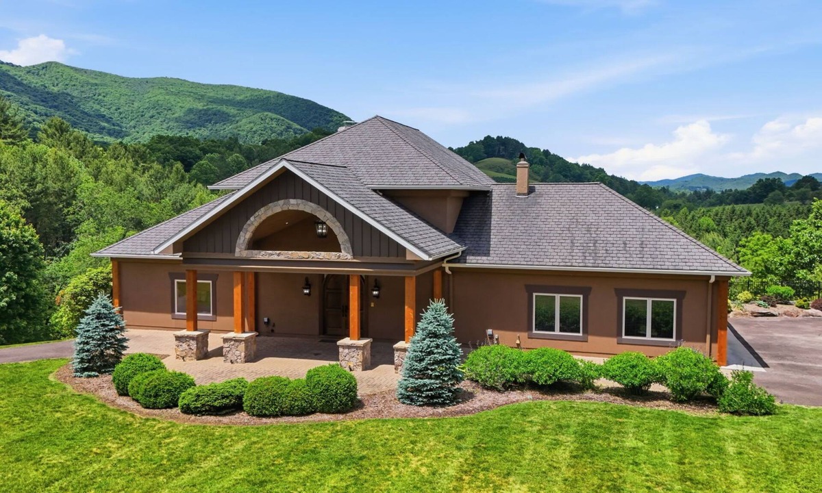 Lansing Ski Chalet | Mount Ever After-Mountain home with hot tub, game room, and views
