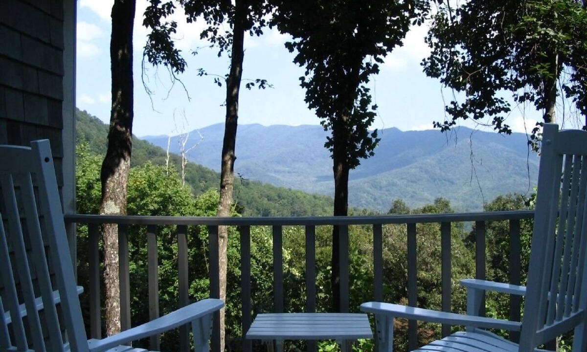 Laurel Ridge House | Mountain Chalet with Beautiful Views, Pet Friendly, 6 Bdrms, 2 kings