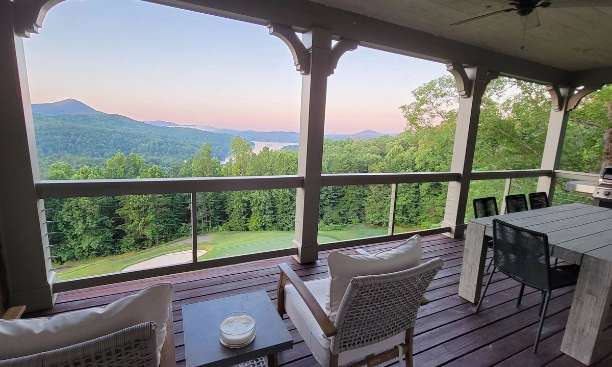 Clayton House | Mountain, Golf & Lake Burton Views! Hot Tub. Gated. 12 beds.