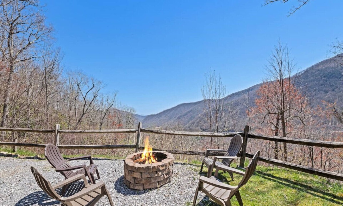 Maggie Valley Cabin | Mountain Laurel-Secluded Beauty + Majestic Views!