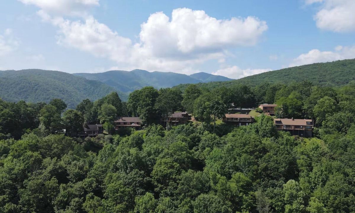 Burnsville Ski Chalet | Mountain Retreat: Near Mt. Mitchell & Blue Ridge Parkway. AMAZING VIEWS!