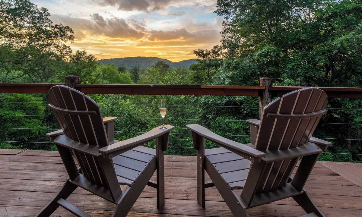 Newland Cabin | Mountain Sunsets, Secluded, Rustic-Modern Charm, Close to Top Attractions & BRP