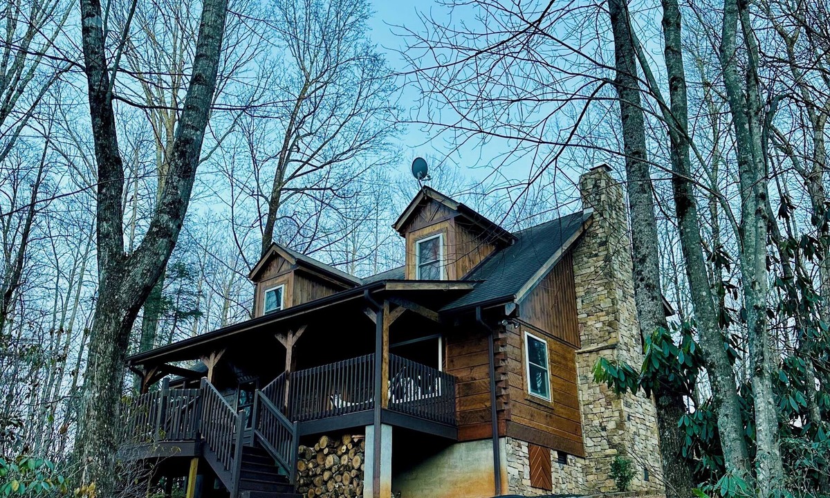 Saluda Cabin | Mountain Top Cabin - Cozy and Quaint