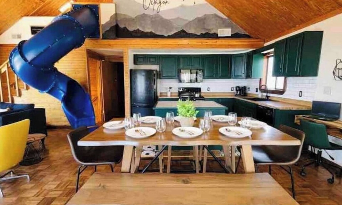 Tate Cabin | Mountain top cabin! Slide, Hot Tub, Arcade Wi-Fi hiking