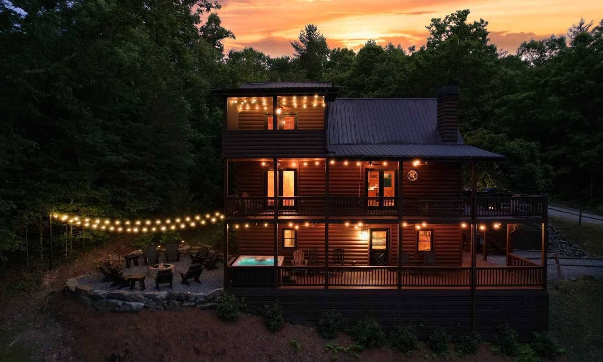 Mineral Bluff Cabin | Mountain View Cabin - Hot Tub - Fire Pit - Pool Table - Game Room