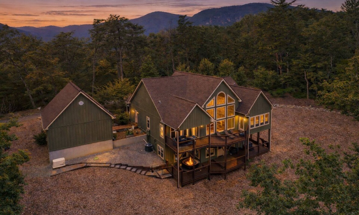 Lake Lure House | Mountain View Retreat | A Lake Lure Destination with Amazing Views