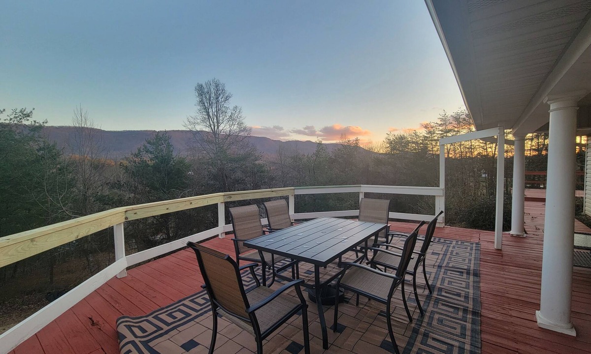 Maryville House | Mountain view retreat, 3 bedroom overlooking the Foothills.