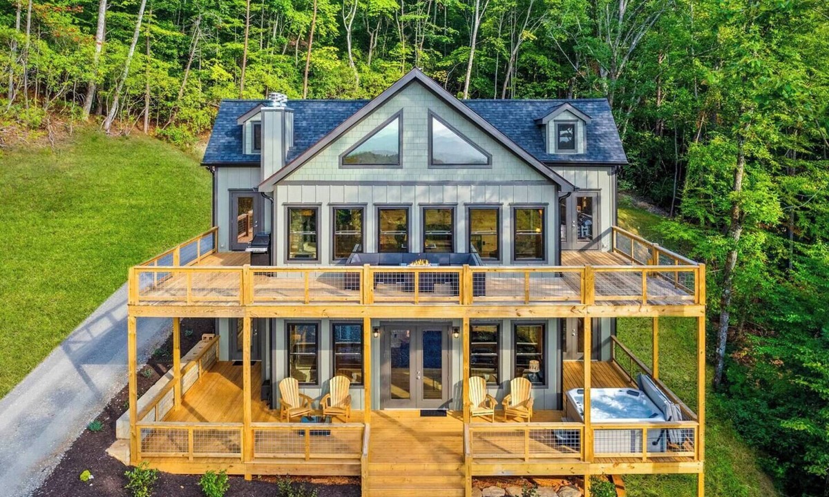 Franklin Cabin | Mountain Views + Hot Tub | Private 5BR Cabin Near Franklin NC