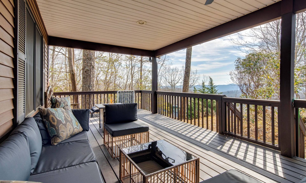 Laurel Park House | Mtn-View Deck! Modern Retreat Near Jump Off Rock
