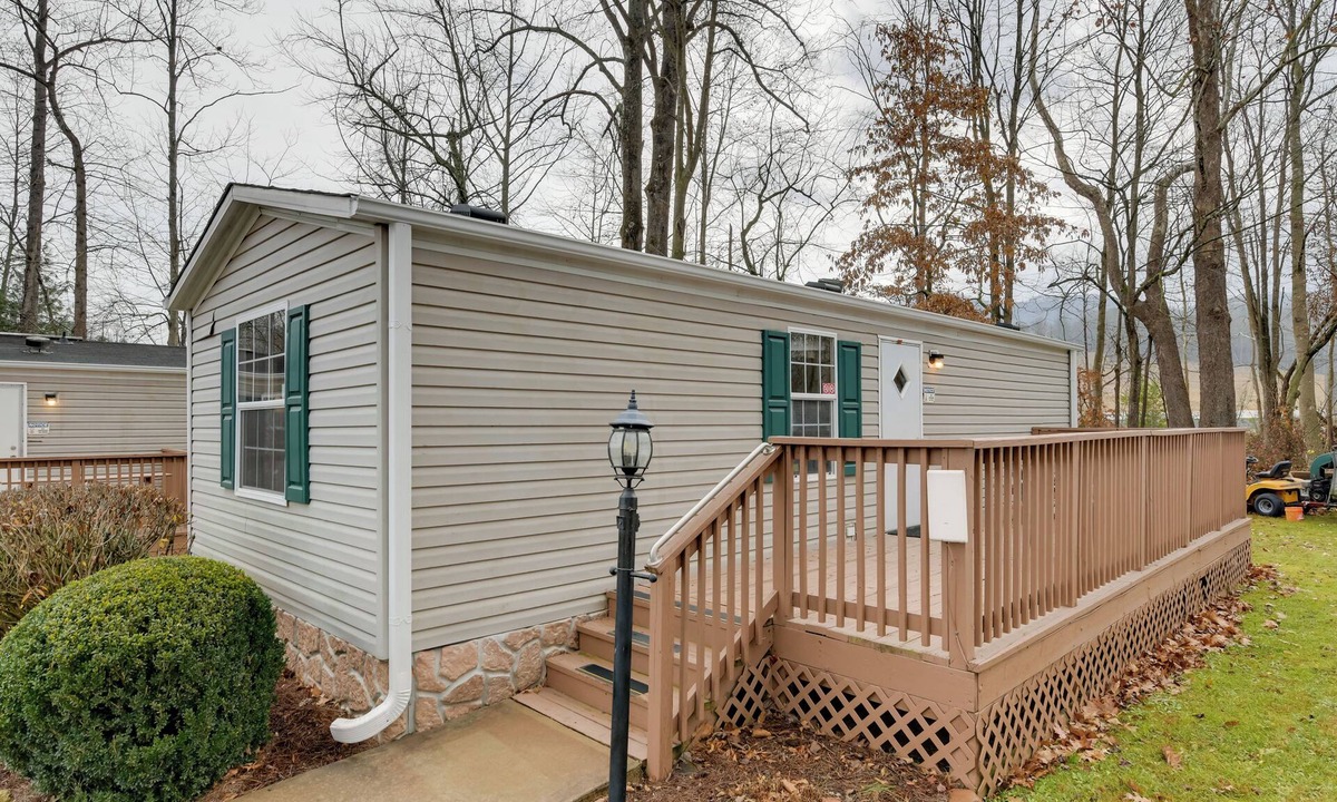 Waynesville Cabin | Mtn-View Deck! Resort Cabin 12 Mi to Waynesville