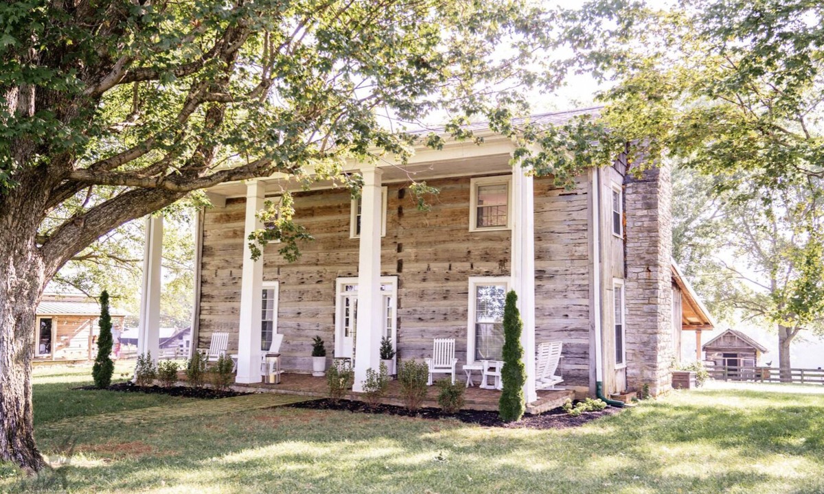 Columbia House | Muletown Manor Tennessee Charm Sleeps 10 Fish Pond Horse Sunset Views
