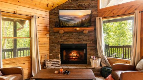 Murphy House | Murphy Cabin - Hot Tub Fire Pit & Views