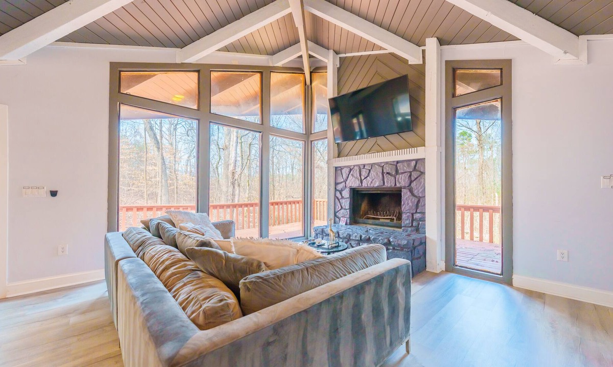 Fairburn House | Nature Lovers Love it here - Private 1 acre Modern Cabin