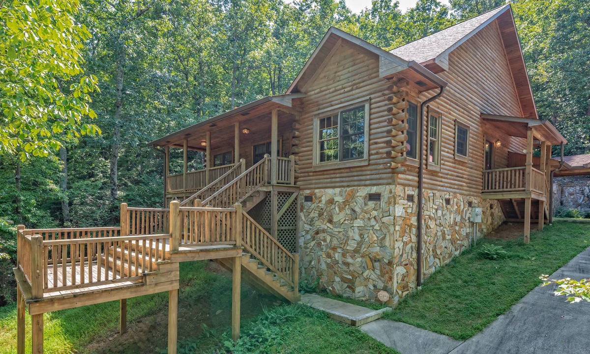 Lynn House | Nature's Den | Pet-Friendly, Mountaintop Cabin in Columbus