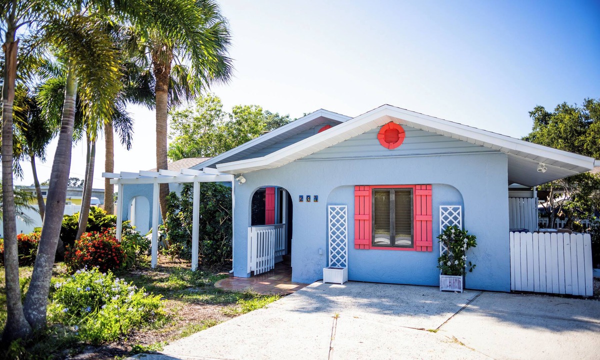 Laurel House | Nautilus Hacienda is 5 minutes to Nokomis beach! 10 minutes to downtown Venice