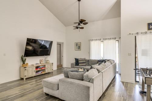Navarre House | Navarre Home w/Game Area + Mini Golf Course!