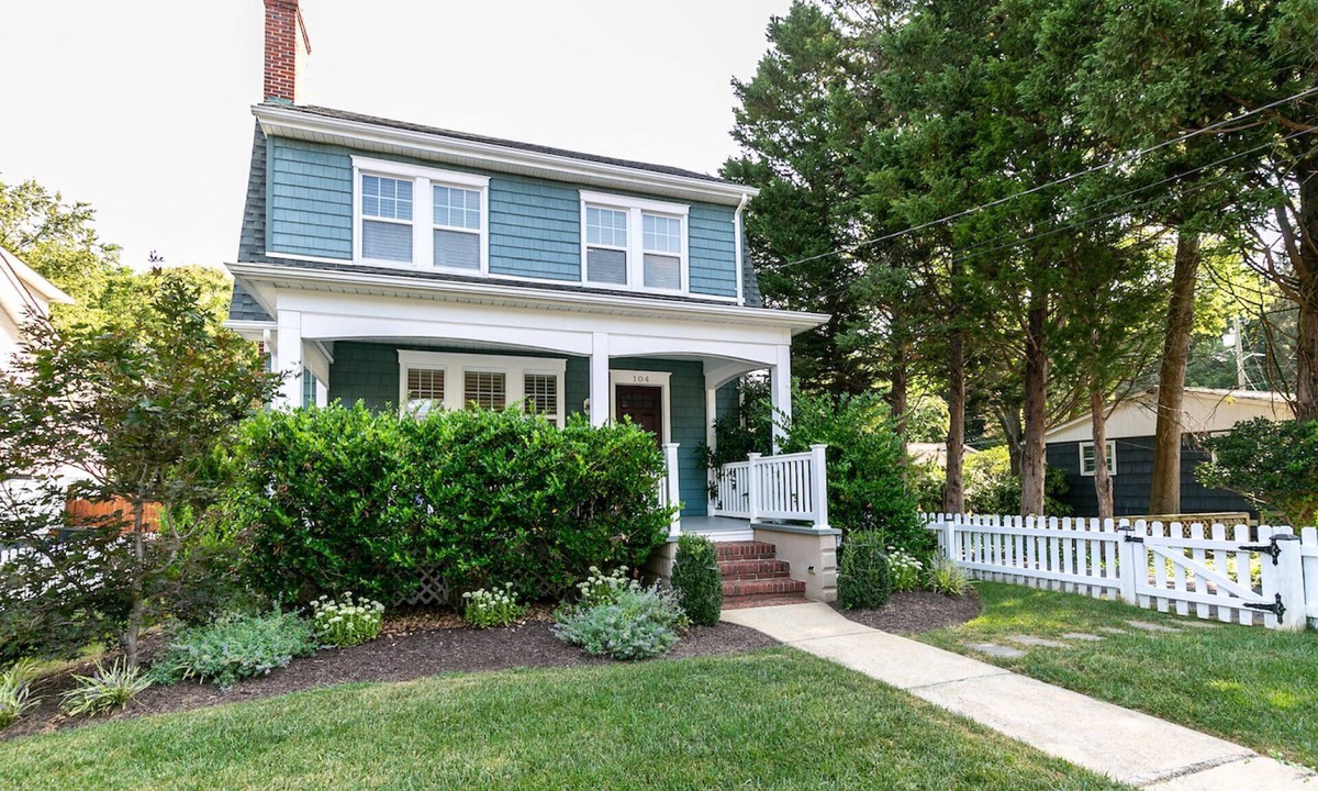 West Annapolis House | Navy Weekend Haven, Family-Friendly Luxury Home w Fenced-in Backyard & Parking