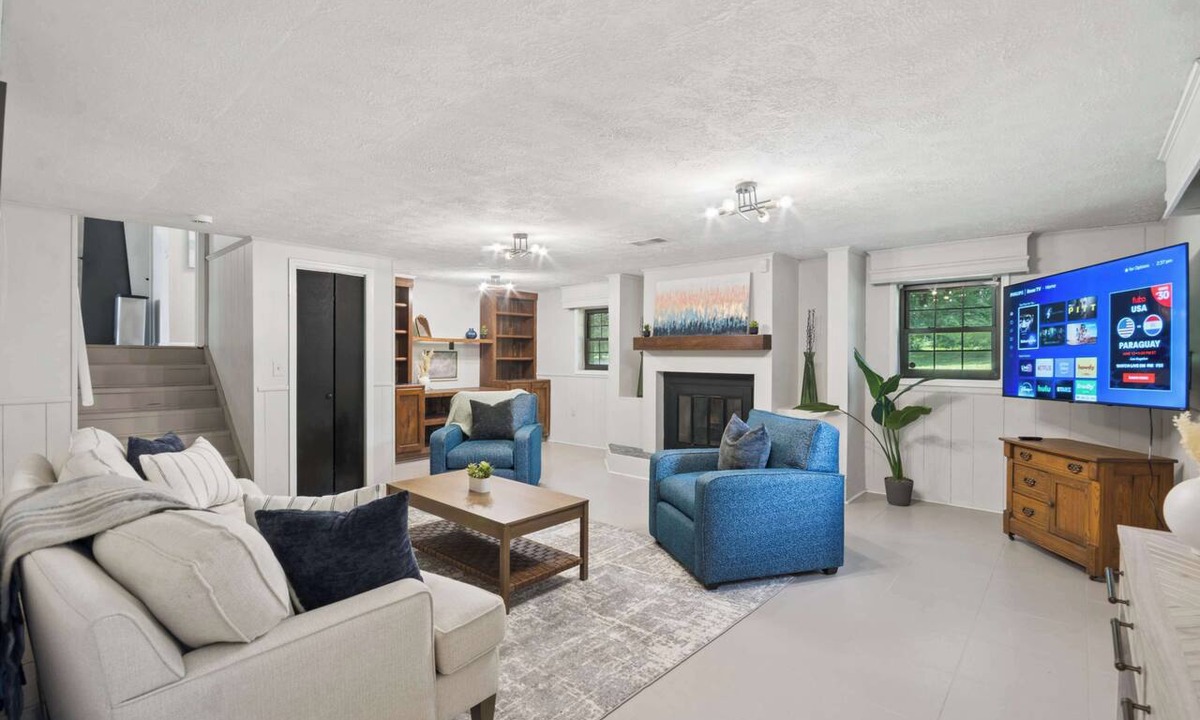 Riverdale House | Near ATL Airport - Sleeps 7 - Smart TVs - Fenced Yard - Pets ok