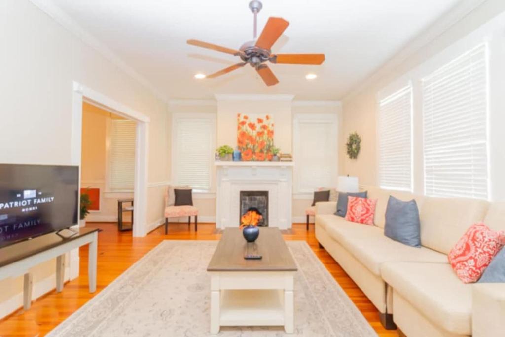 Columbus House | Near Lakebottom Park & Downtown - Parkside Cottage