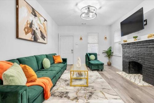 Midtown House | Near River St, Forsyth & DT - Stylish - Free Parking