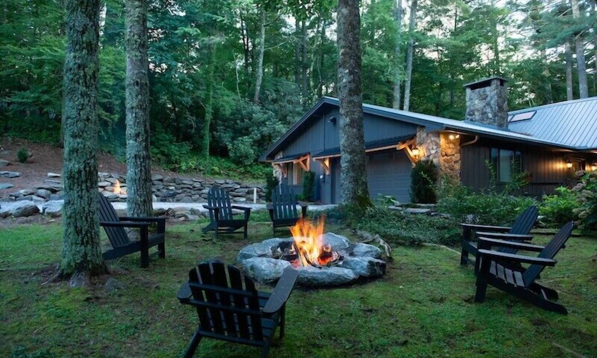 Highlands Cottage | Nestle Inn -2 night min. luxury industrial farmhouse style. Close to Main St.