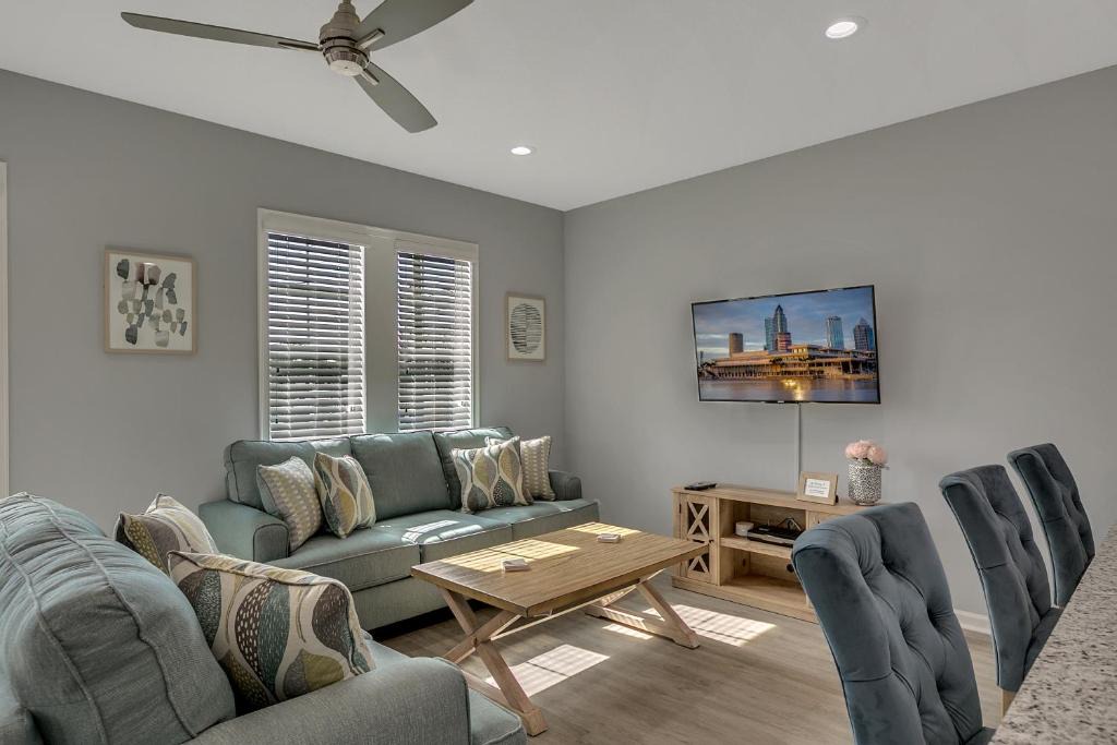 Tampa Heights Apartment | New 3/2 Duplex Minutes From Heart of Tampa -Unit B