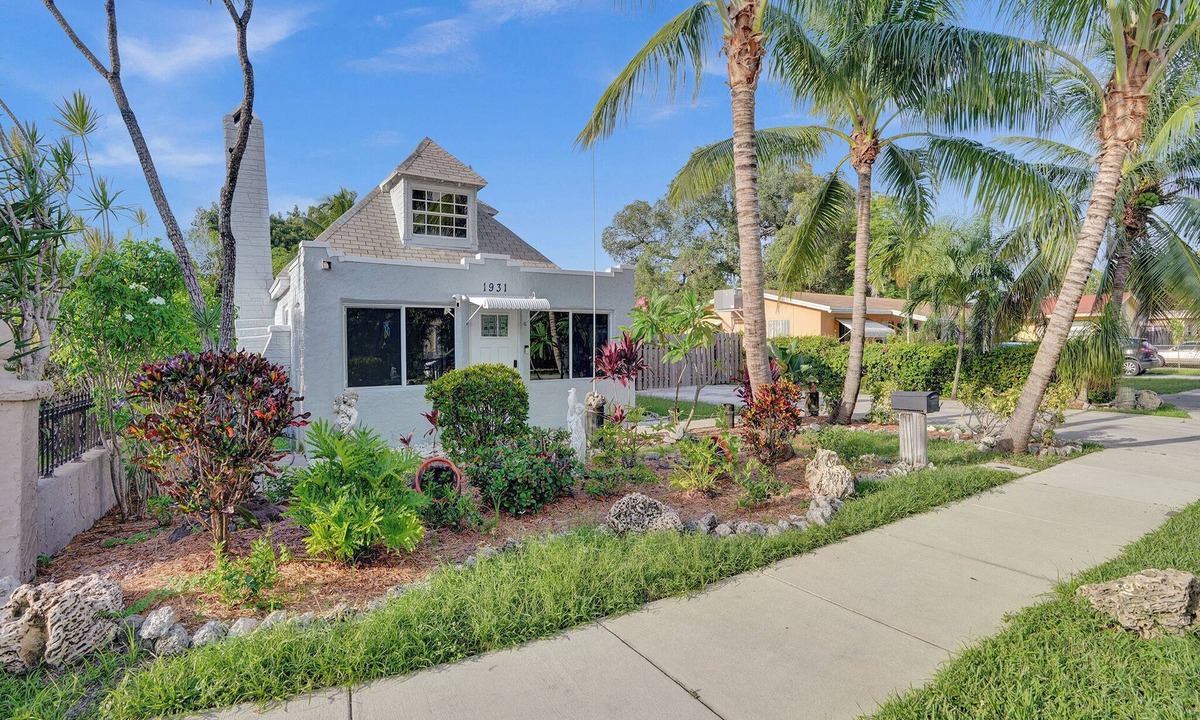 Royal Poinciana House | NEW! 5 minutes from the beach! Cozy retreat in Hollywood!