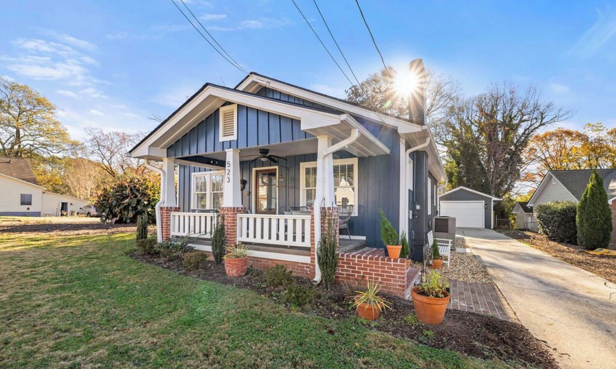 Gainesville House | NEW! A Blue Porch ~ Walk to Square ~ Summer Savings ~ Sleeps 4