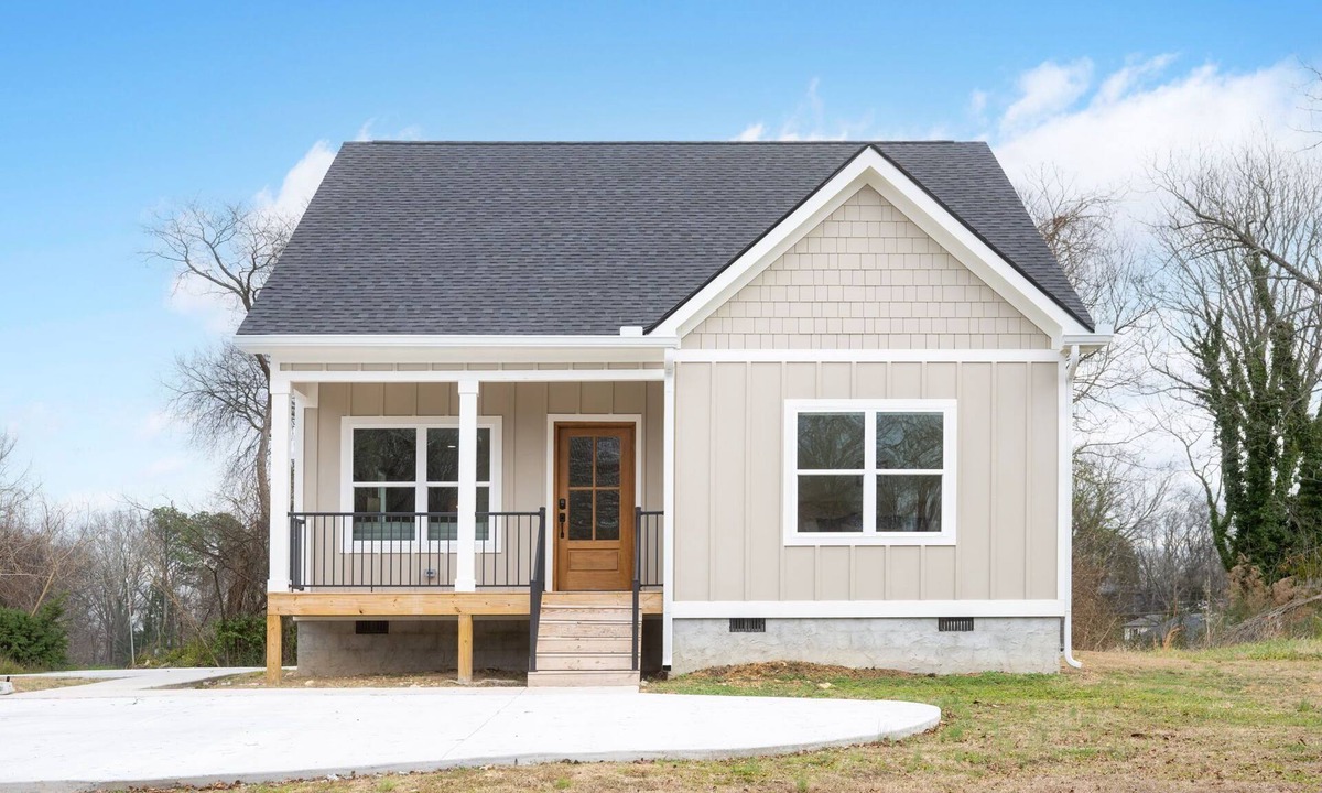 Rossville House | New Build on Magnolia. Quiet & Furnished