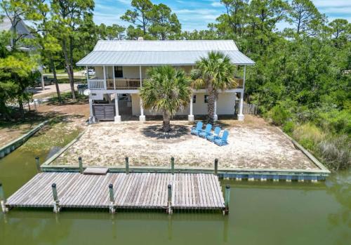 St. George Island House | NEW- Canal Front 3 bedroom Boat dock & Launch