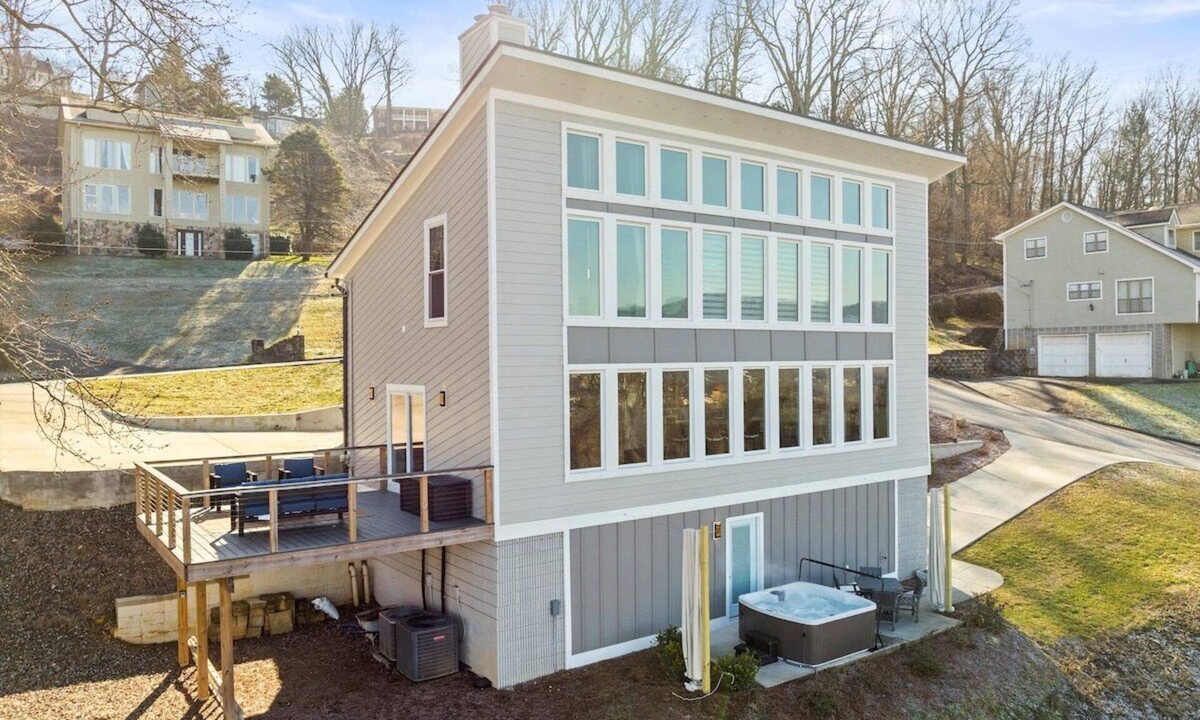 Missionary Ridge House | NEW! Crestview Heights | Downtown Views | Hot Tub
