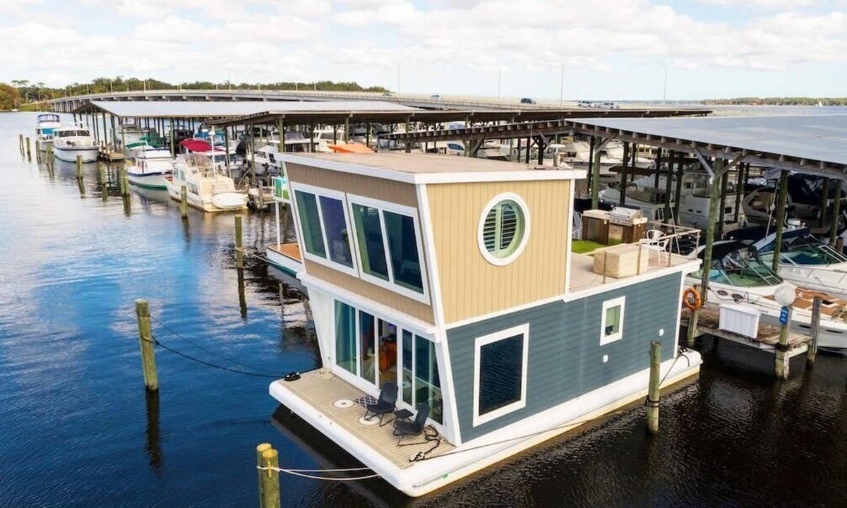 Fleming Island Boat Rental | New Floating Luxury: Unique Houseboat Retreat